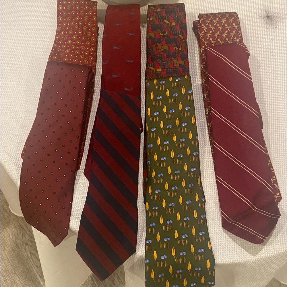 Brooks Brothers Green and Yellow VTG Patterned Ties
GET A BUNDLE OF TIIES